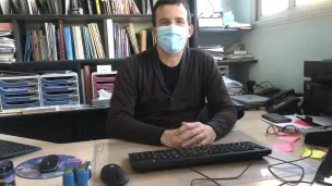 Le docteur Roland Rabeyrin exerce dans le quartier de Guitard au Puy-en-Velay. ©Cédric Bonnefoy