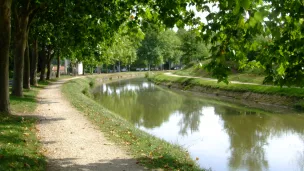 Le canal de Berry à Saint-Amand-Montrond. © Image d'illsutration libre de droits.