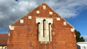 Pose de la Croix de la chapelle de l'Arche de la Ruisselée à l'automne 2021 © Arche de la Ruisselée (Facebook)