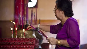 Une fidèle dépose de l'encens dans un temple taoïste en Birmanie ©Patrice AROCA/CIRIC