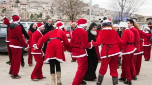 Déguisés en Père Noël, des jeunes chrétiens maronites du village de Deir al-Ahmar, au Liban, font un selfie autour du Père Élias, le 2/12/2016 ©Chloe SHARROCK/CIRIC