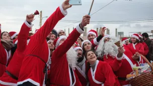 Déguisés en Père Noël, des jeunes chrétiens maronites du village de Deir al-Ahmar, au Liban, font un selfie autour du Père Élias, le 2/12/2016 ©Chloe SHARROCK/CIRIC