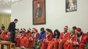 Déguisés en Père Noël, des jeunes chrétiens maronites du village de Deir al-Ahmar, au Liban, font un selfie autour du Père Élias, le 2/12/2016 ©Chloe SHARROCK/CIRIC