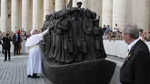 Le pape François inaugure une sculpture représentant des migrants sur un radeau, le 01/10/2019, Vatican © VATICAN POOL/CPP/CIRIC