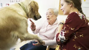 Atelier de zoothérapie avec la chienne Nova, dans la lutte contre la maladie d'Alzheimer, le 8/11/2018. Espace Jeanne Garnier à Paris (75), France. - Photo : Corinne SIMON/CIRIC