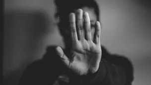 Mensonges, mutisme, manipulation, intimidation, autoritarisme… Parfois on n'arrive pas à repérer les violences sournoises ©Unsplash