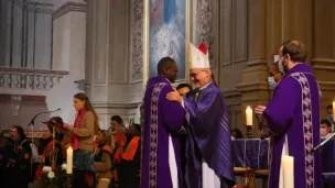 Oscar Akoha lors de son ordination diaconale, avec Mgr Georges Colomb © Diocèse de La Rochelle