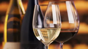 Face à notre bouteille de vin, les pratiques de consommation se diversifient © iStock