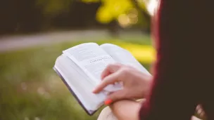 Femme en train de lire la Bible ©Pixabay