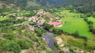 Vue sur le village de Goudet depuis le Château de Beaufort, fin de la 2e étape du Chemin de Stevenson © Martin Obadia