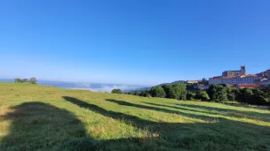 Le village de Pradelles en Haute-Loire domine la vallée © Martin Obadia 