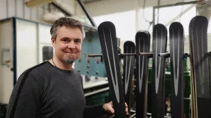 Le champion olympique Antoine Dénériaz, dans sa manufacture de skis, en Haute-Savoie