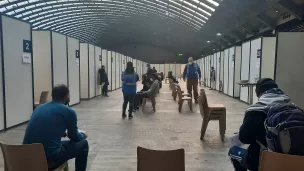 Des niçois attendent de se faire vacciner à Nice le 5 janvier 2022 - Photo RCF