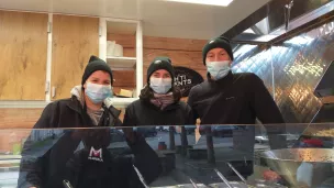 Nadia, Louisa et Gabriel à bord de leur friterie roulante