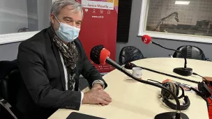 Richard Lioger dans les studios de RCF à Metz