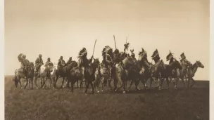 Brulé War-Party Avant le 1er janvier 1915 Edward Sheriff Curtis (1868-1952) Tirage argentique Collection musée du Nouveau Monde, La Rochelle inv. MNM.1981.9.39