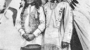 Joshua Spotted Owl et Charly Little Boy posant devant un des tipis du village indien de Bruxelles en 1935 Collection François Chladiuk / Droits réservés  ©musée des Confluences