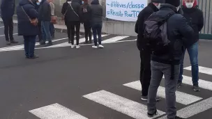 Malgré le froid et le brouillard, l'intégralité du personnel éducatif du collège Ledoux de Dole a participé à cette journée "Collège mort" ©RCF Jura - Janvier 2022