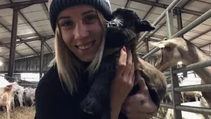 L'agricultrice indrienne Déborah Montagnac n'hésite pas à partager son quotidien à la ferme sur les réseaux sociaux. ©Déborah Montagnac