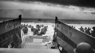  Photographie des troupes américaines avançant dans l'eau d'Omaha Beach, le 6 juin 1944.