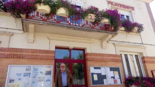 Jean-Pierre Charles devant la mairie de Graçay durant l'été 2021 © RCF - Guillaume Martin-Deguéret.