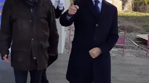 Le ministre de l'Intérieur a découvert les nouveaux locaux de la gendarmerie de Domblans, avec l'architecte (à g.) ©RCF Jura - Jan. 2022 