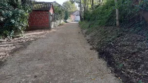 Le chemin blanc va passer en enrobé à hauteur de Vatagna ©RCF Jura - Nov. 2021