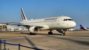 Un avion sur le tarmac de l'aéroport de Nice - Photo RCF
