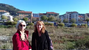 Chantal Galmich (à gauche) bénévole de l'association Lire pour en sortir, et l'écrivaine Paola Pigani, dans le quartier de la prison de Nice ©Véronique Macary 