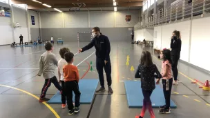 Séance d'entraînement à la Halle des sports de Pérignat pour les jeunes de l'ASM athlétisme