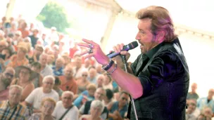 Johnny Rock, sosie officiel de Johnny Hallyday, allume le feu en concert © Johnny Rock
