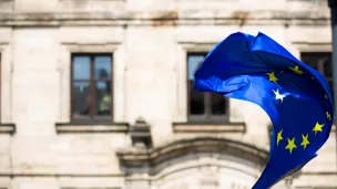 Un drapeau européen flotte - Photo by Markus Spiske on Unsplash