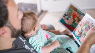 La lecture, un moment privilégié entre parent et enfant, un moment "magique" ©Unsplash