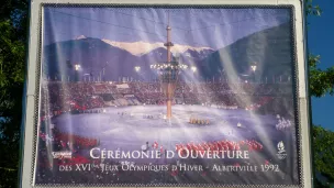 Panneau publicitaire avec une photographie de la cérémonie d'ouverture des Jeux olympiques d'hiver de 1992, Albertville, Savoie, France