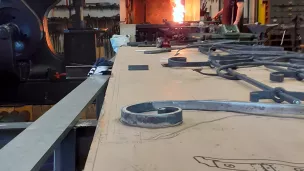 Anthony Mercier a installé son atelier de ferronnerie d'art dans l'ancienne chapelle de Landon à Dole ©RCF Jura - Février 2022
