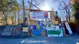 L'entrée de la ZAP de Pertuis, où une quinzaine de militants occupent quatre maisons.