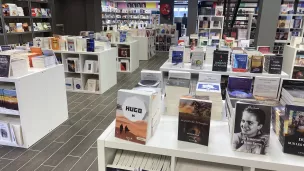 La grande librairie Sydney Laurent se trouve au 111 avenue de Verdun. 