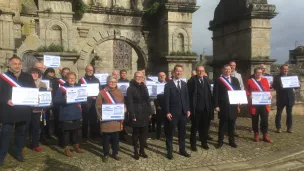 Les élus du Finistère devant l'enclos paroissial de Saint-Thégonnec, le 18 février - ©Ronan Le Coz