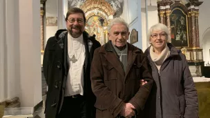 Lambert Demez entre Mgr Delville et son épouse, photo prise par Louis Maraite le 23 janvier 2022 à Saint-Barthélemy