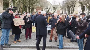 Jeudi 10 février, Hervé Morin a été interpellés par une soixantaine de militants sur l'implantation d'un gazoduc dans le Perche ®Bien Vivre dans Le Perche