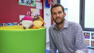 Professeur au CHU d'Angers, Mickaël Dinomais vient de faire breveter son prototype de doudou connecté pour stimuler les enfants atteints de paralysie cérébrale. ©Université d'Angers