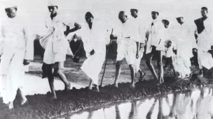 © Gandhi (au centre) pendant la marche du Sel - le 12 mars 1930