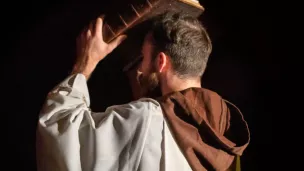 Swann Cimbé-Brianceau joue François d'Assise ©Troupe Laudato Sii