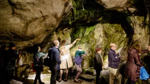 Toucher la roche et s'approcher de la source miraculeuse, des gestes de piété populaire propres au sanctuaire de Lourdes ©Guillaume POLI/CIRIC