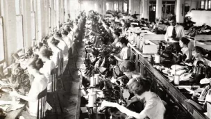 Femmes travaillant dans une usine de couture © bakethiscake.com on Pinterest