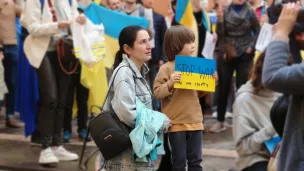 Une maman ukrainienne et son jeune fils 