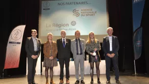 Soirée des champions CDOS, Franck RIGON, président avec Chloé JACQUET, médaillée olympique d'Argent en rugby à 7, et des partenaires