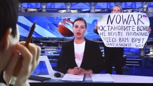 Une journaliste russe fait irruption lors du journal télévisé le plus regardé de Russie, avec ces mots écrits sur une pancarte : "Non à la guerre. Ne croyez pas à la propagande. On vous ment, ici", Moscou, le 14/03/2022 ©AFP