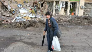 Une femme parmi les décombres à Kharkiv, en Ukraine, le 16/03/2022 ©Sergey BOBOK / AFP