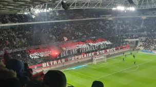 Les supporters niçois à l'Allianz Riviera lors du match face au FC Versailles - RCF